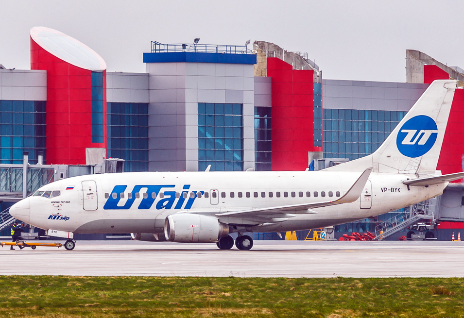 UTair, Airplane near Kaliningrad Hrabrovo Airport